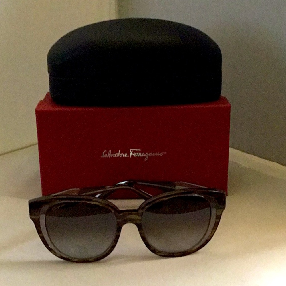 SAlVATORE FERRAGAMO LADIES SUNGLASSES.